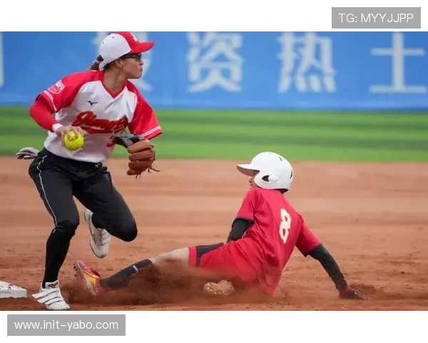 中国女垒队员杨月防守相撞后坚持比赛：想帮助球队守下关键局